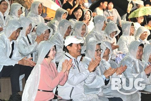 오세훈 서울시장이 17일(금), ‘2025 서울발레페스티벌 서울국제발레위크’ 개막식에서 공연을 관람하고 있다.