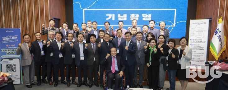 19일 전주 시그니처호텔에서 열린 2025년 전북특별자치도 도민의 날 기념 출향도민 환영 만찬회에 김관영 전북특별자치도지사와 문승우 도의장, 윤석정 전북애향본부 총재를 비롯한 전북도민회 및 호남향우회 회원들이 고향 방문을 환영하며 기념촬영을 하고 있다