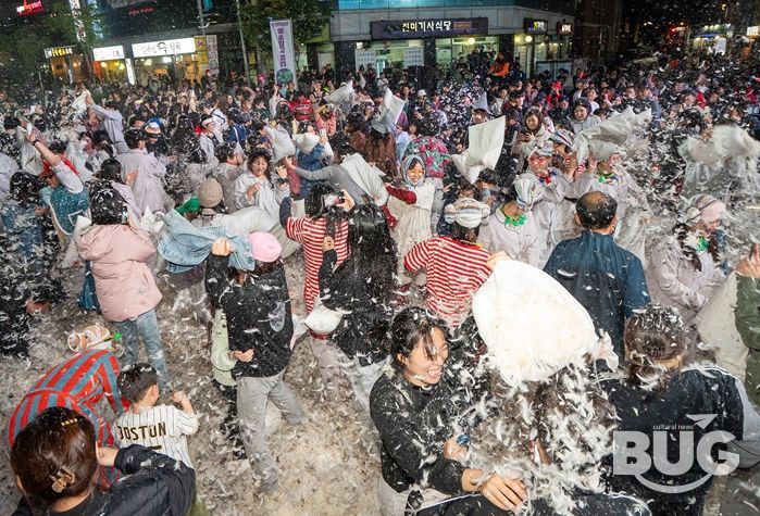 동대문페스티벌 '창작집단 움스'의 '컬러풀 파자마 뭅뭅 - 이제는 자야 할 시간' 프로그램을 즐기는 시민들
