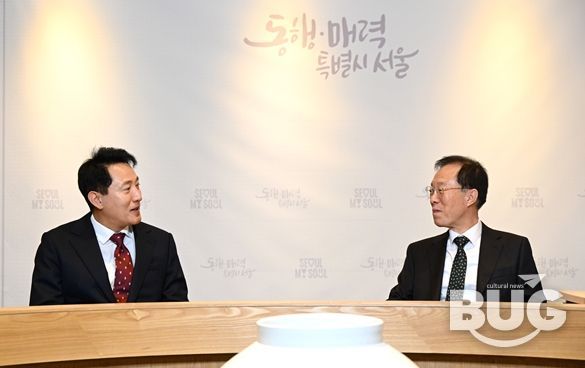 오세훈 서울시장이 22일(수) 오후 이석연 국민통합위원회 신임 위원장을 만나 통합을 위한 협력 방안에 대해 논의하고 있다.