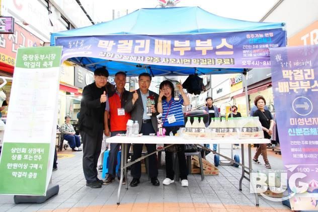 지난해 진행된 면목시장 ‘우리동네 요리대회’와 ‘동부시장 막걸리 축제’에 참석한 류경기 중랑구청장의 모습