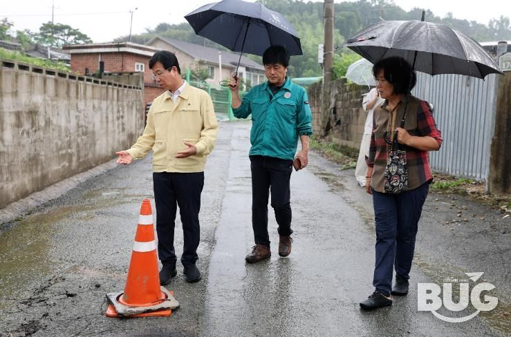 박병규 광산구청장(왼쪽)이 지난 8월 4일 전날 폭우로 피해가 발생한 임곡동 한 마을을 찾아 현장을 살피고 있다.