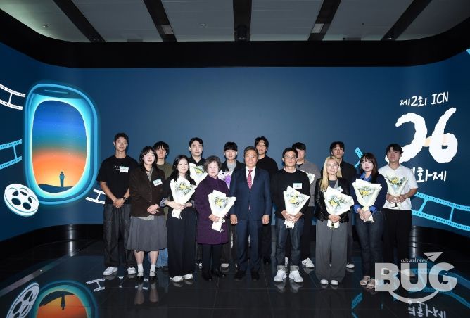 23일 인천공항 제2여객터미널 강동석관에서 진행된  ‘제2회 ICN 26(아이씨엔 이륙) 영화제 시상식’에서 인천국제공항공사 이학재 사장(사진 앞줄 왼쪽에서 네 번째) 및 수상자들이 기념촬영을 하고 있다.