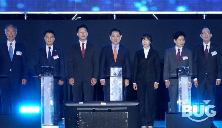 김영록 전라남도지사가 24일 도청 OK도민광장에서 열린 ‘제29회 전라남도 도민의 날’ 기념행사에 참석해 주요내빈들과 퍼포먼스를 하고 있다.