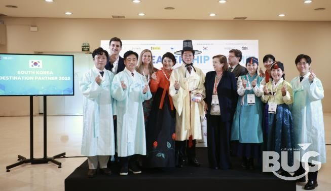 22일 세비야 피베스에서 이상일 시장과 시 대표단이 한복을 입고 기념사진을 촬영하고 있다