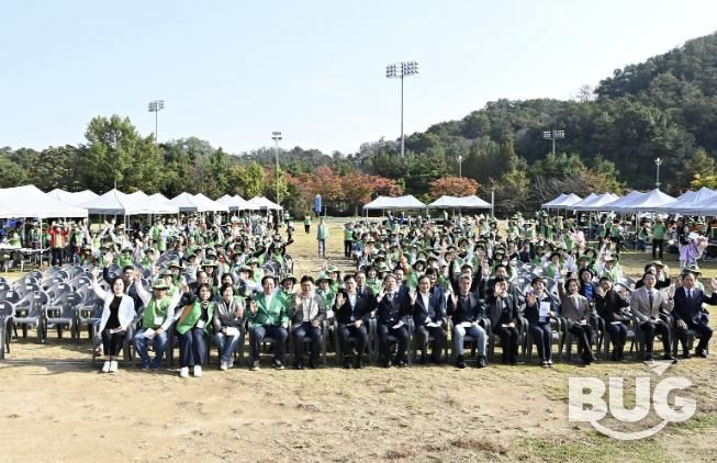 조용익 부천시장과 부천시 자율방재단이 체육행사 단체 기념사진을 찍고 있다.