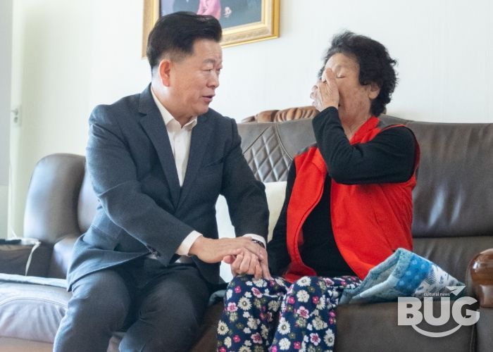 박승원 광명시장이 27일 철산1동 ‘우리동네 시장실’의 일환으로 취약계층 반찬 나눔 봉사에 참여한 뒤 주민과 대화를 나누고 있다.