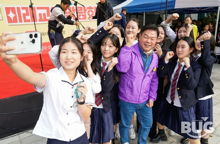 이필형 동대문구청장이 지난 25일 미래교육박람회에 참여한 학생들과 기념촬영을 하고 있다.