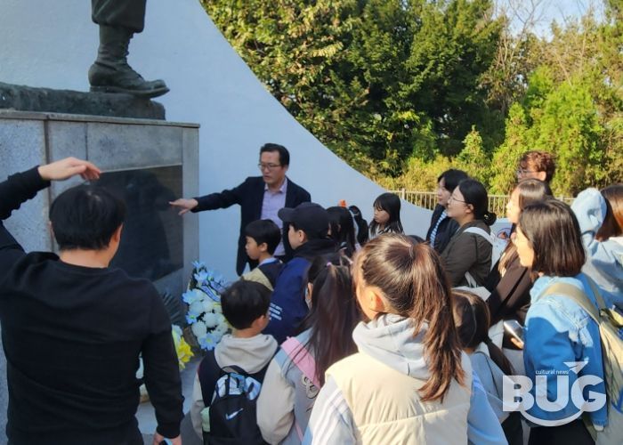 백일장에 참가한 어린이들이 애기봉평화생태공원을 둘러보며 백일장 사전행사인 역사문화해설을 듣고 있다.