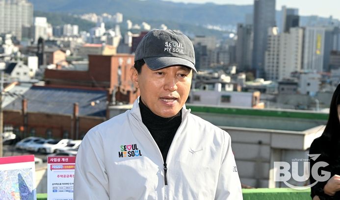 28일 구로구 가리봉2구역을 찾은 오세훈 서울시장이 신속통합기획 재개발 지원방향을 설명하고 있다.