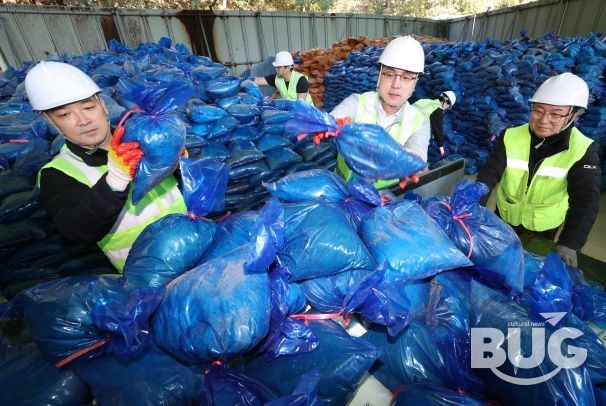 박희조 동구청장이 대별동 제설창고에서 모래주머니를 나르며 제설자재 준비상황을 점검하고 있다.
