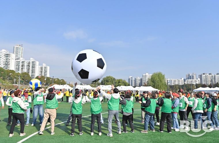‘양천구 통장 한마음 체육대회’에서 공굴리기 경기를 즐기는 통장들
