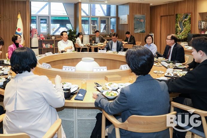 오세훈 서울시장이 29일, 동물 보호·복지 분야 전문가를 만나 반려동물 복지 증진과 동물보호 정책 방향 등에 대해 의견을 나누고 있다.