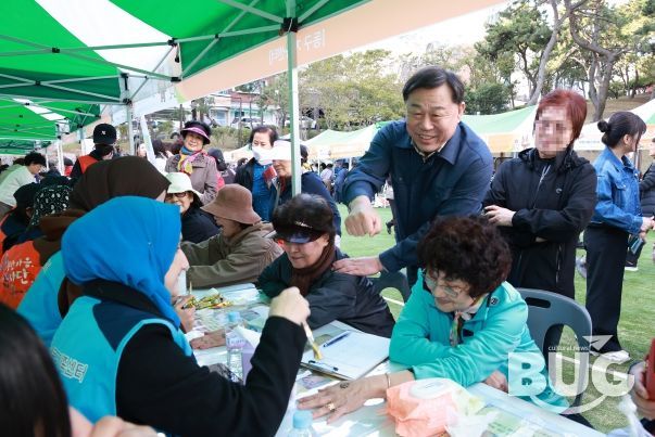 울산 동구는 29일 꽃나루공원에서 방어동 OK생활민원 현장서비스의 날을 개최해 주민편익 서비스 및 체험행사와 김종훈 동구청장이 자원봉사자 및 행사 참여자들을 격려하고 있다.