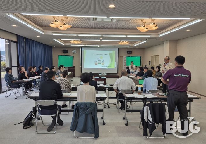 강진군 직원들이 일본 운난시 지역포괄케어센터에서 지역포괄케어 시스템에 대하여 설명을 듣고 있다.