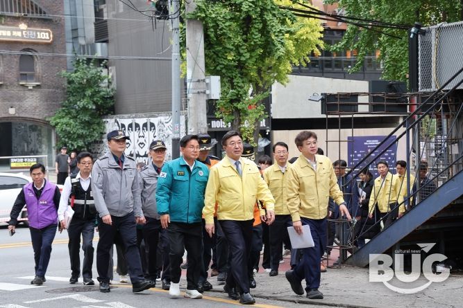 홍대 일대 안전 관리 실태를 점검하는 윤호중 행정안전부 장관과 박강수 마포구청장