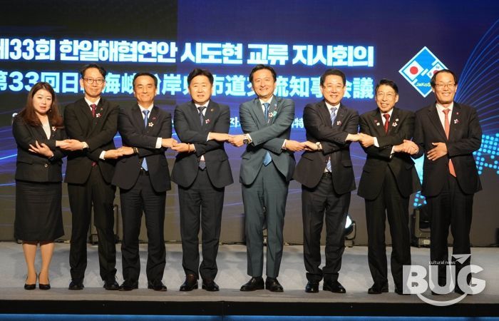 김영록 전라남도지사가 1일 제주특별자치도 신라호텔에서 열린 ‘제33회 한·일해협연안 시도현 교류 지사회의’를 마치고 참석자들과 기념촬영을 하고 있다.