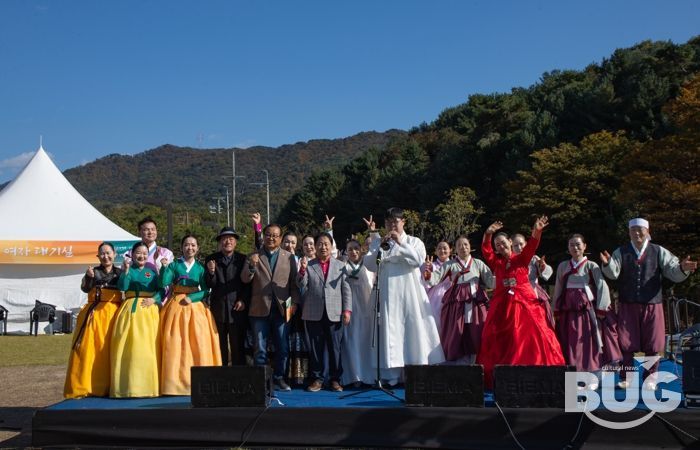 주광덕 시장과 예술인들이 기념사진을 찍고 있다