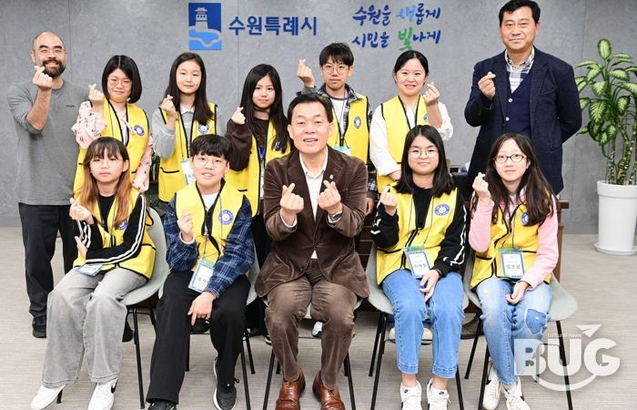 이재준 수원시장(앞줄 가운데)과 청개구리 기자단이 함께하고 있다.