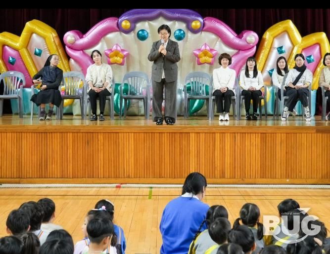 이순희 강북구청장이 작년에 열린 ‘2024 꿈나무 큰잔치’에서 인사말을 전하고 있다.