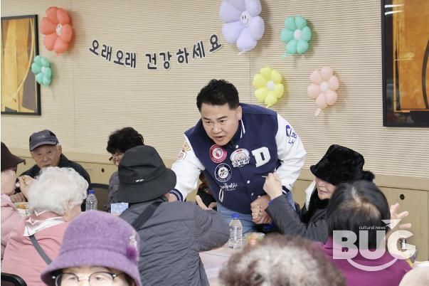 오언석 도봉구청장이 2025년 창4동 경로잔치를 찾아 어르신들과 인사를 나누고 있다