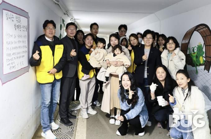 이상일 용인특례시장은 2일 동백호수공원 벽화그리기 현장을 찾아 봉사자들을 격려했다