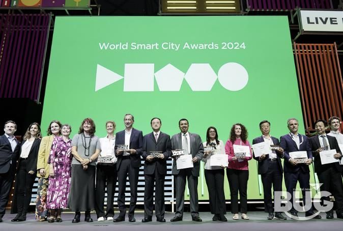 신상진 성남시장이 ‘월드 스마트시티 어워즈 2024’에서 ‘희망을 위한 혁신(Innovation for Hope)’ 프로젝트로 혁신 분야 본상을 수상하고 있다2.(2024년 자료사진)