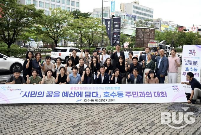 이민근 안산시장(맨 앞줄 오른쪽 네번째)이 지난 9월 16일 호수동 주민과의 대화에서 호수동 학원가를 찾아 건의사항을 논의하고 주민들과 함께 기념촬영을 하고 있다.