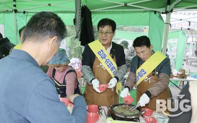 이상익 함평군수가 한우 소비 촉진 시식회에서 직접 고기를 구우며 관광객에게 나눠주는 모습