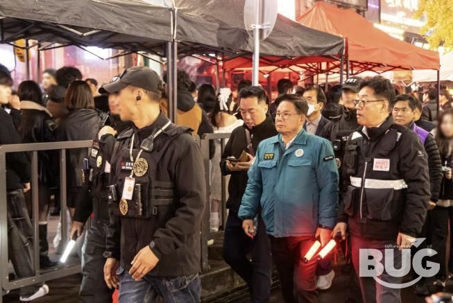 박강수 마포구청장이 핼러윈데이 당일인 10일 31일 레드로드에서 안전관리에 나섰다