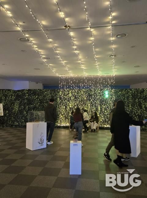 2025 대한민국 국향대전, 함평 군립미술관 내 사군자테마관에서 관람객이 작품을 감상하는 모습