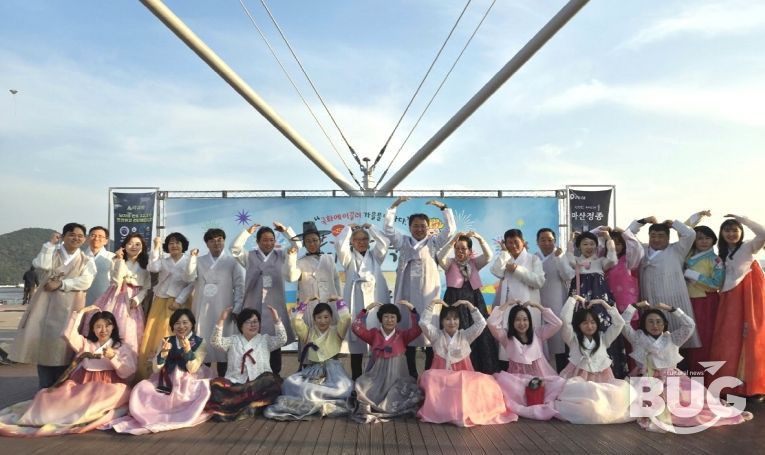 부림시장 한복, 국화축제장서 꽃피다