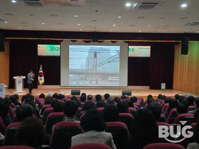 울산교육청은 4일 울산과학관 빅뱅홀에서 안전관리자 대상으로 '중대재해 예방 이해와 역량강화' 연수를 열었다