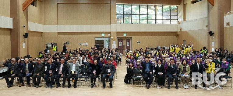 나주시가 국립나주숲체원 대강당에서 ‘숲속치매안심학교’ 졸업식을 개최했다.