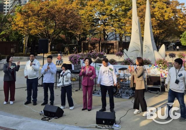 신계용 과천시장과 장애인들이 함께 노래하고 있다