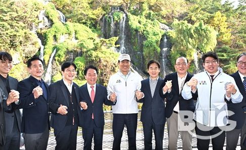 오세훈 서울시장이 6일(목) 서대문구 홍제동 일대에서 열린 '홍제폭포 북합문화센터 개관식'에서 참석자들과 기념사진을 촬영하고 있다.