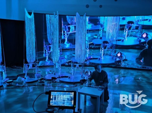 권병준 작가가 프리뷰 퍼포먼스를 진행하고 있다.